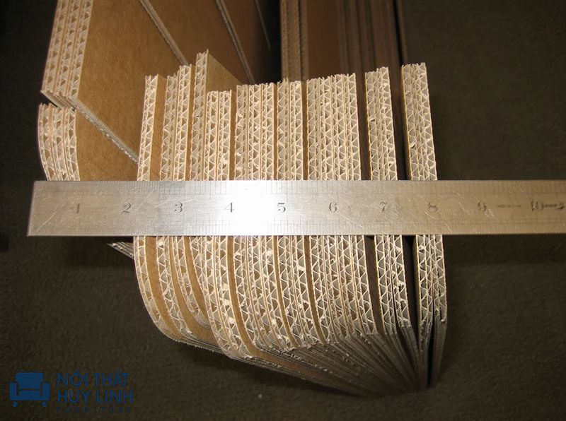 Đo đạc kích thước và kiểu dáng của sofa từ bìa cát tông